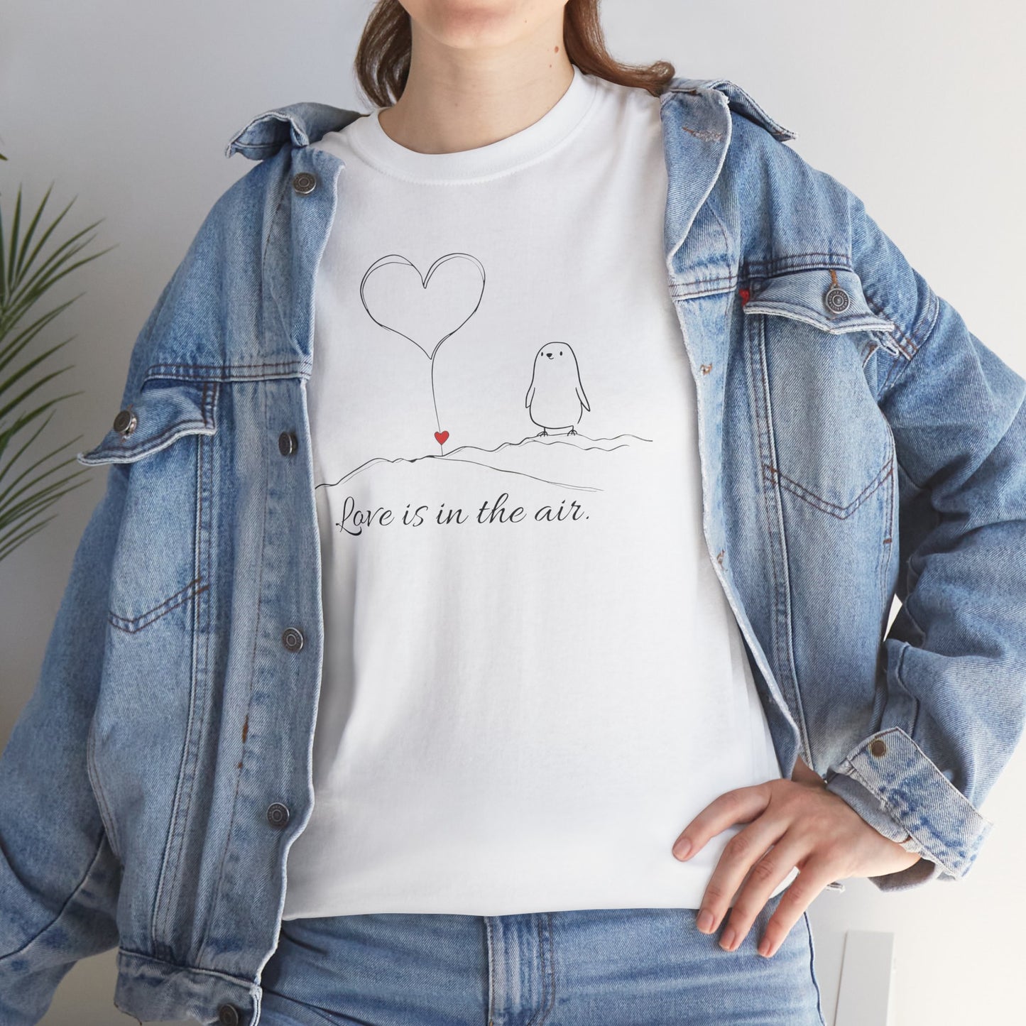 Love Is in the Air T-Shirt – Minimalistisches romantisches Pinguin-Design zum Valentinstag