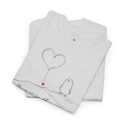 Love Is in the Air T-Shirt – Minimalistisches romantisches Pinguin-Design zum Valentinstag