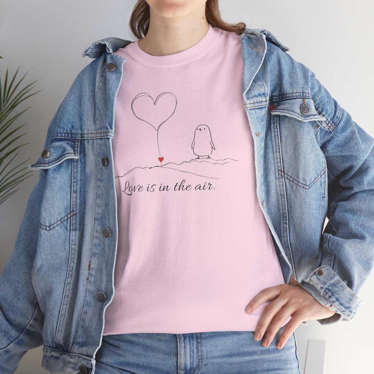 Love Is in the Air T-Shirt – Minimalistisches romantisches Pinguin-Design zum Valentinstag