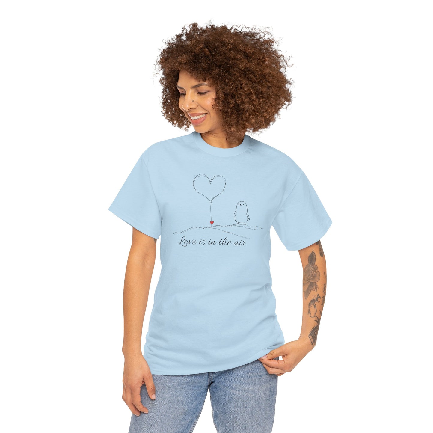 Love Is in the Air T-Shirt – Minimalistisches romantisches Pinguin-Design zum Valentinstag