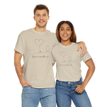 Love Is in the Air T-Shirt – Minimalistisches romantisches Pinguin-Design zum Valentinstag