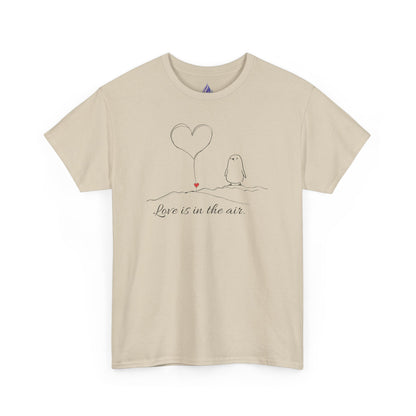 Love Is in the Air T-Shirt – Minimalistisches romantisches Pinguin-Design zum Valentinstag