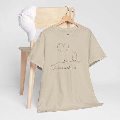 Love Is in the Air T-Shirt – Minimalistisches romantisches Pinguin-Design zum Valentinstag