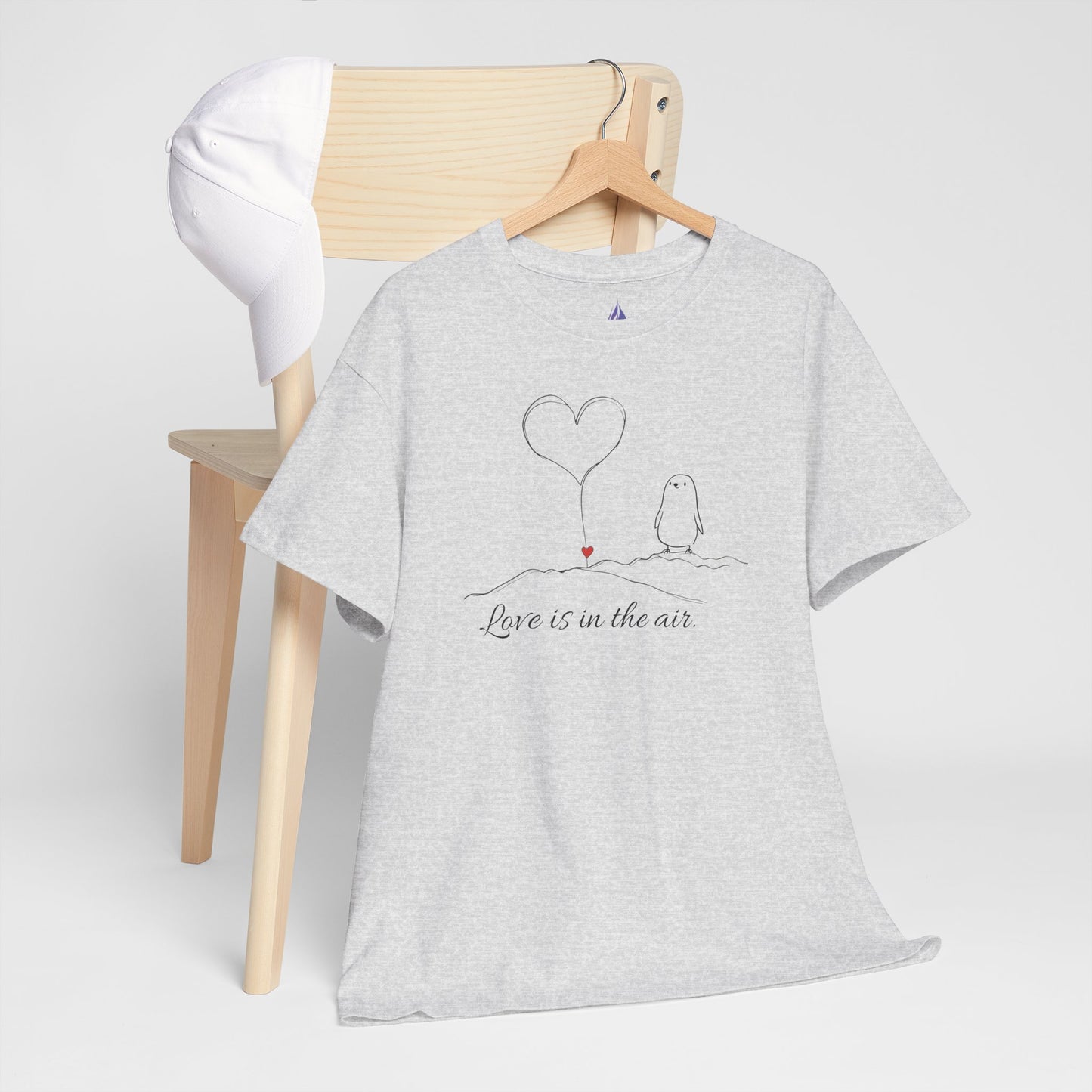 Love Is in the Air T-Shirt – Minimalistisches romantisches Pinguin-Design zum Valentinstag