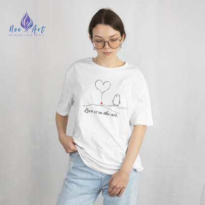 Love Is in the Air T-Shirt – Minimalistisches romantisches Pinguin-Design zum Valentinstag