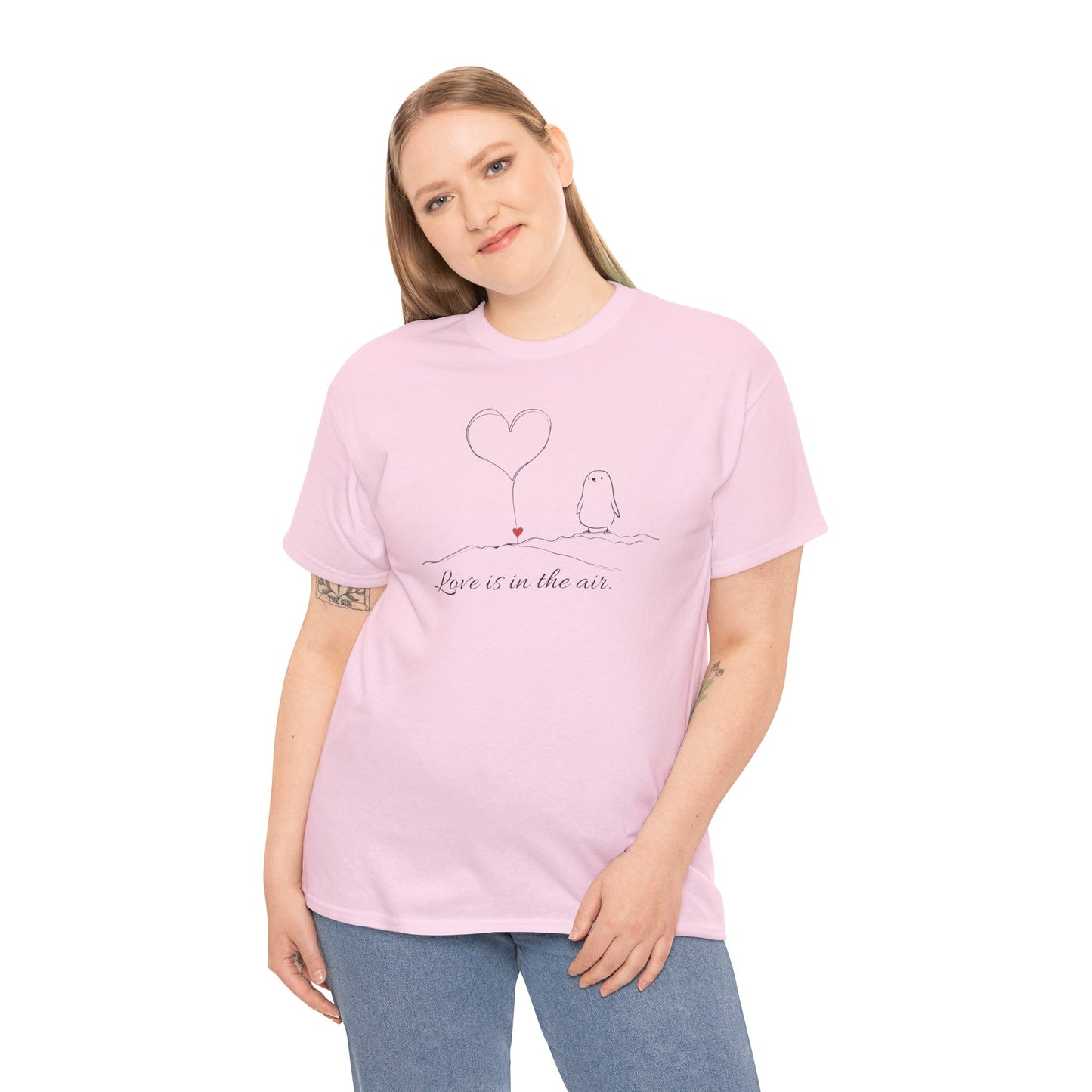 Love Is in the Air T-Shirt – Minimalistisches romantisches Pinguin-Design zum Valentinstag