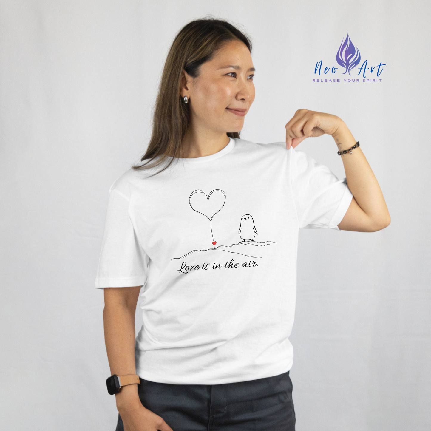 Love Is in the Air T-Shirt – Minimalistisches romantisches Pinguin-Design zum Valentinstag