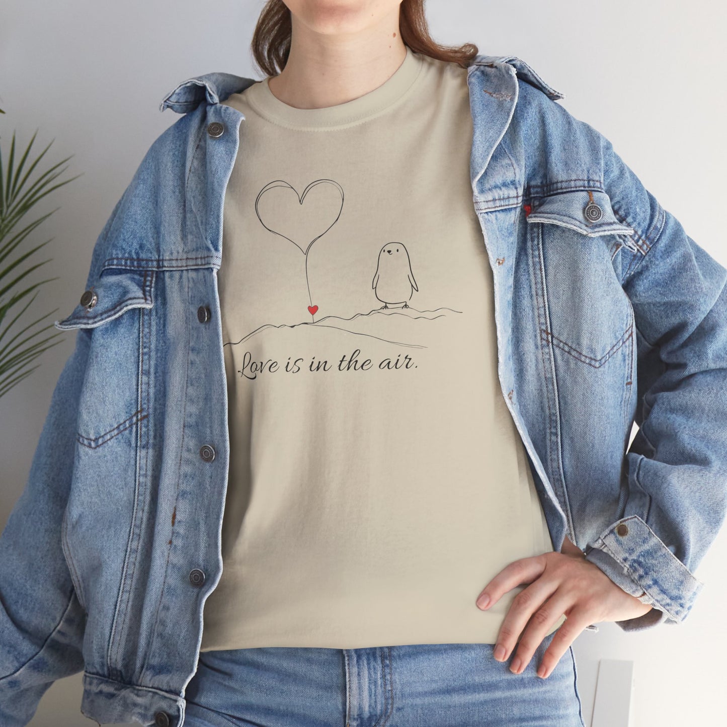 Love Is in the Air T-Shirt – Minimalistisches romantisches Pinguin-Design zum Valentinstag