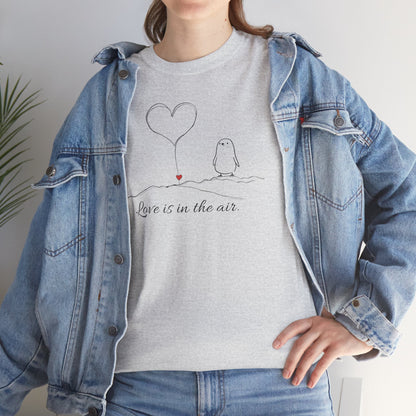 Love Is in the Air T-Shirt – Minimalistisches romantisches Pinguin-Design zum Valentinstag