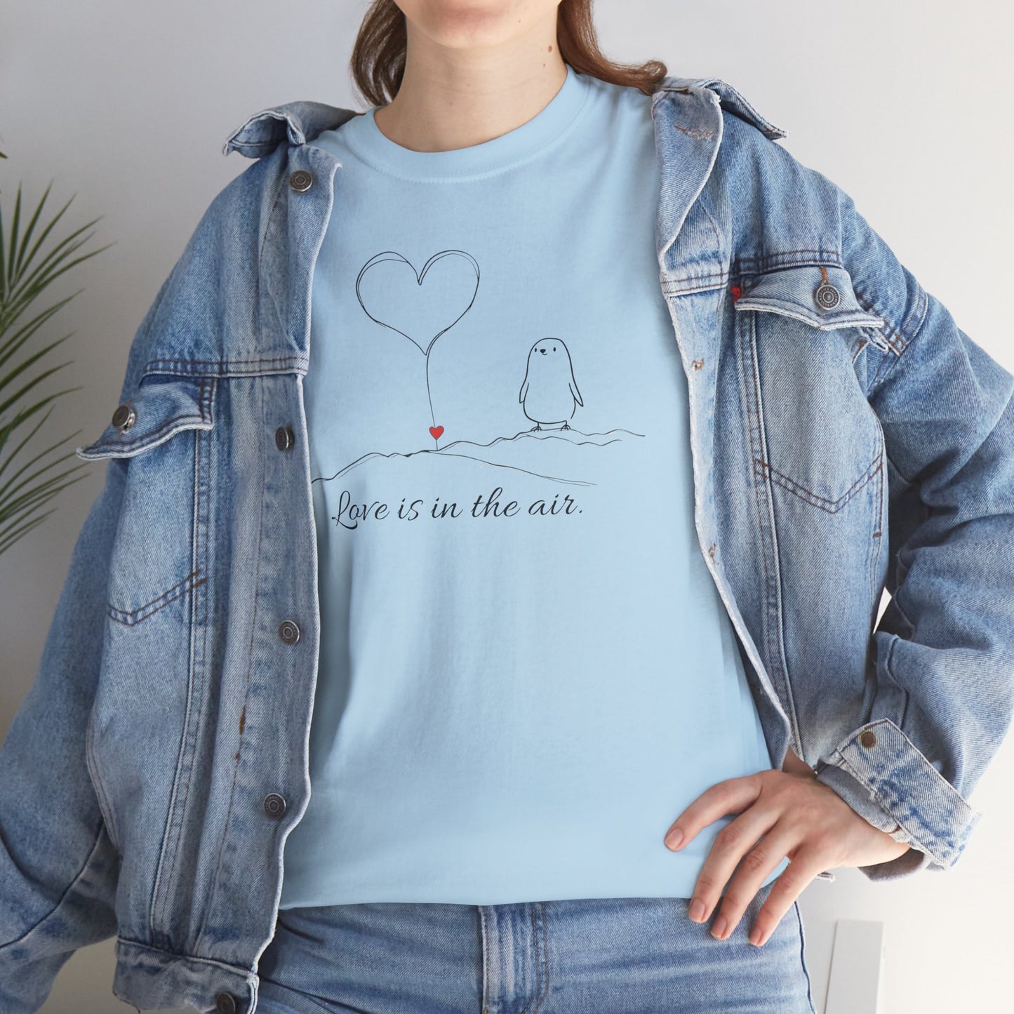 Love Is in the Air T-Shirt – Minimalistisches romantisches Pinguin-Design zum Valentinstag