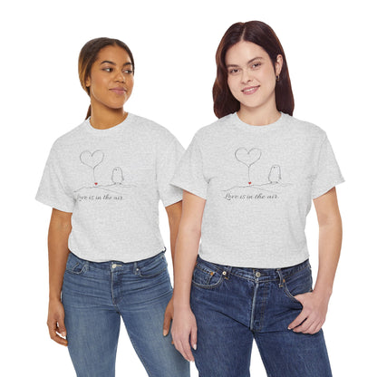 Love Is in the Air T-Shirt – Minimalistisches romantisches Pinguin-Design zum Valentinstag