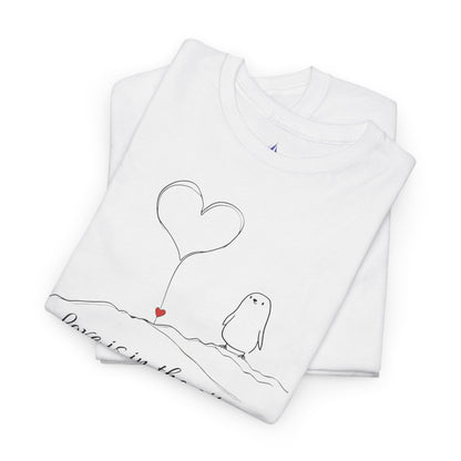 Love Is in the Air T-Shirt – Minimalistisches romantisches Pinguin-Design zum Valentinstag