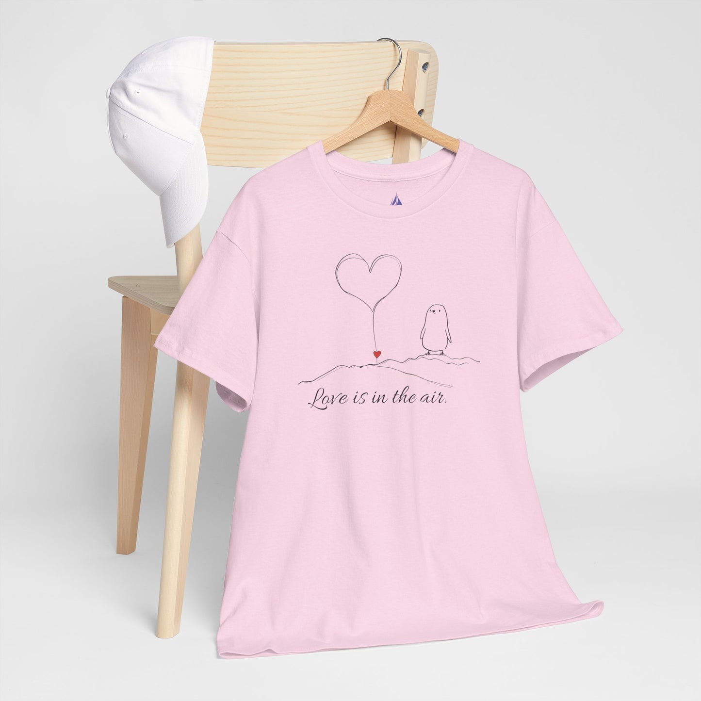 Love Is in the Air T-Shirt – Minimalistisches romantisches Pinguin-Design zum Valentinstag