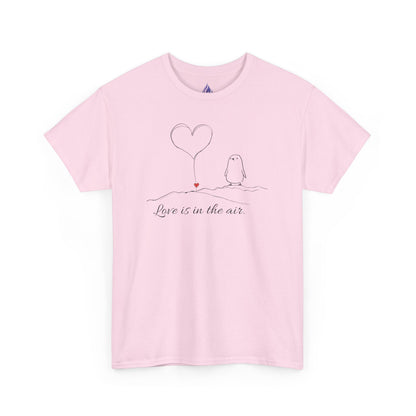 Love Is in the Air T-Shirt – Minimalistisches romantisches Pinguin-Design zum Valentinstag