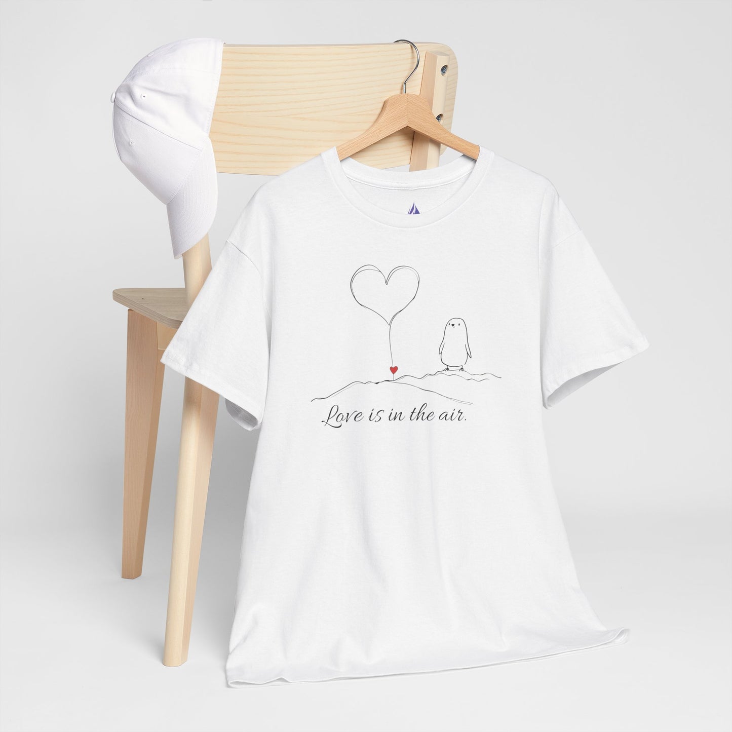 Love Is in the Air T-Shirt – Minimalistisches romantisches Pinguin-Design zum Valentinstag