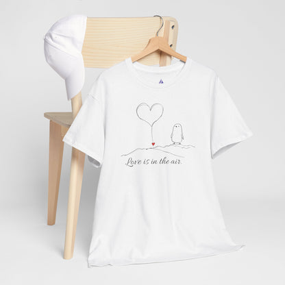 Love Is in the Air T-Shirt – Minimalistisches romantisches Pinguin-Design zum Valentinstag