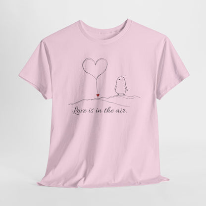 Love Is in the Air T-Shirt – Minimalistisches romantisches Pinguin-Design zum Valentinstag