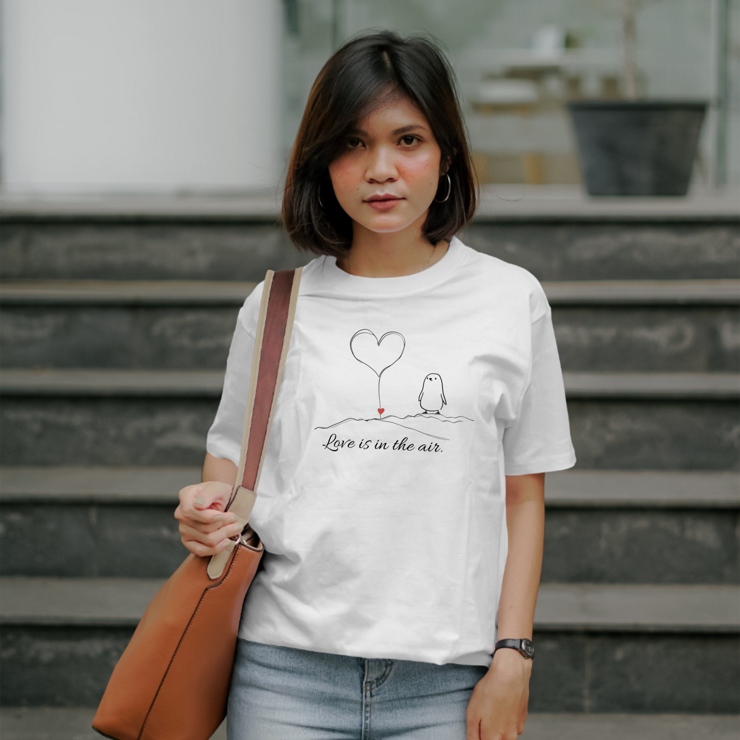 Love Is in the Air T-Shirt – Minimalistisches romantisches Pinguin-Design zum Valentinstag