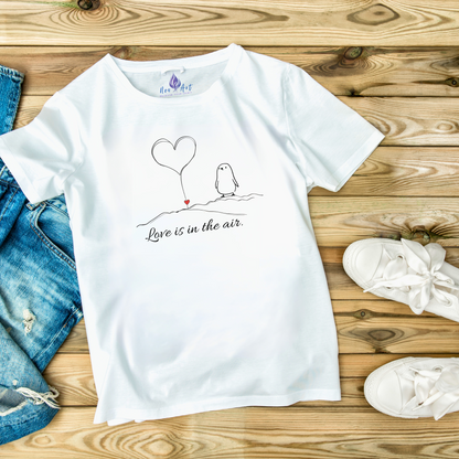 Love Is in the Air T-Shirt – Minimalistisches romantisches Pinguin-Design zum Valentinstag